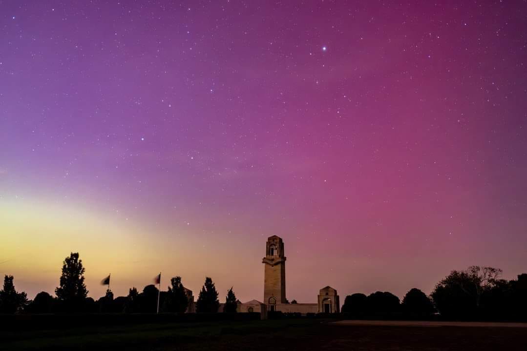 Cette photo spectaculaire a été prise du Mémorial National australien près de Villers-Bretonneux le week-end dernier, avec les couleurs fascinantes de l'aurore boréale illuminant la tour du Mémorial. Merci à Photochrome - Le Studio de l'avoir partagé avec nous.✨ ✨