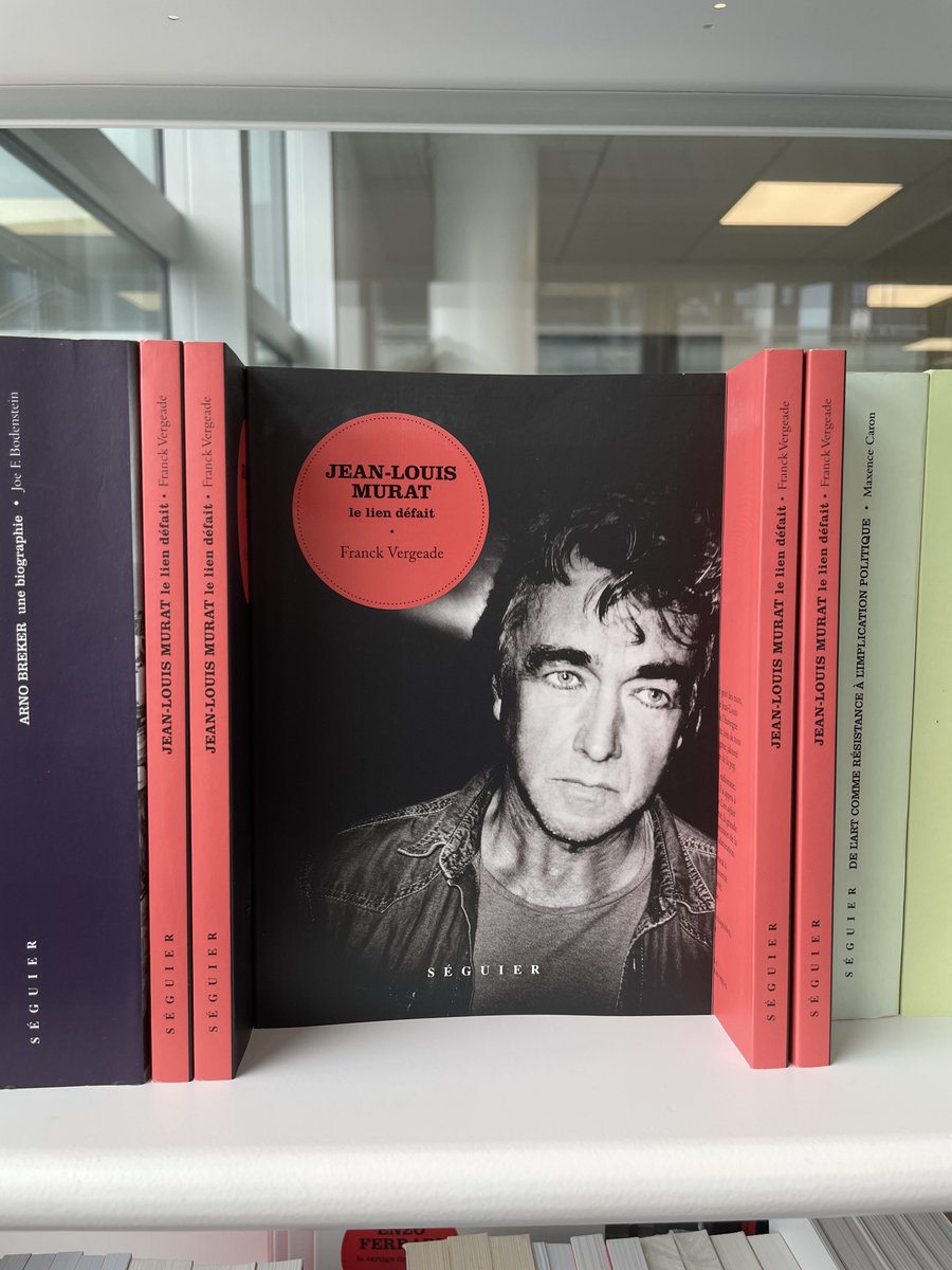 Éditions Séguier (@editionsseguier) on Twitter photo Sortie auj. de "Jean-Louis Murat, le lien défait", le 1er livre <a href="/fvergeade/">Franck Vergeade</a> des <a href="/lesinrocks/">Les Inrockuptibles</a>.
L'auteur brosse ds cette biographie du chanteur auvergnat, disparu brutalement il y a 1 an, le portrait d'1 artiste humain 1 sensible qui aimait expérimenter et qui a marqué la chanson 🇫🇷. Sortie auj. de "Jean-Louis Murat, le lien défait", le 1er livre <a href="/fvergeade/">Franck Vergeade</a> des <a href="/lesinrocks/">Les Inrockuptibles</a>.
L'auteur brosse ds cette biographie du chanteur auvergnat, disparu brutalement il y a 1 an, le portrait d'1 artiste humain 1 sensible qui aimait expérimenter et qui a marqué la chanson 🇫🇷.