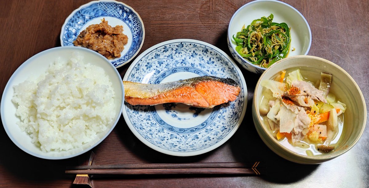 今日の夕食は鮭と豚汁にピーマンと梅干しにご飯です！きゅうりがなかったので梅干しはご飯に乗っけて食べました。昼が肉だったのでバランス取って夜は魚に。鮭は厚みがあって大満足でした！ご馳走様でした🥢😋🥢#おうちごはん #夕食 #晩ご飯 #鮭