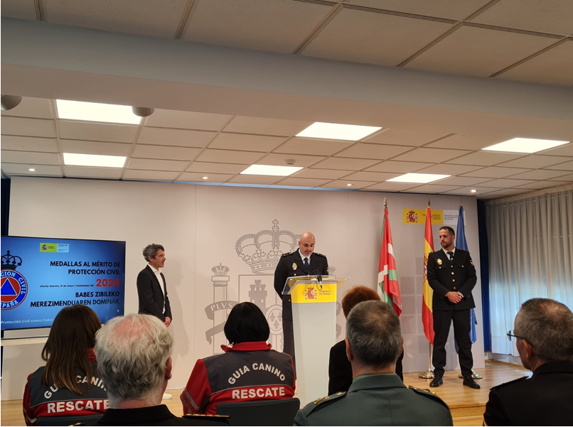policia's tweet photo. Hoy la Delegación del Gobierno del #PaísVasco ha concedido la medalla al mérito de Protección Civil a nuestros @policia Ignacio y Alejandro👏

El primero rescató en #SanSebastián a dos bañistas y el segundo practicó una RCP durante más de 25 minutos a un hombre en #Asturias