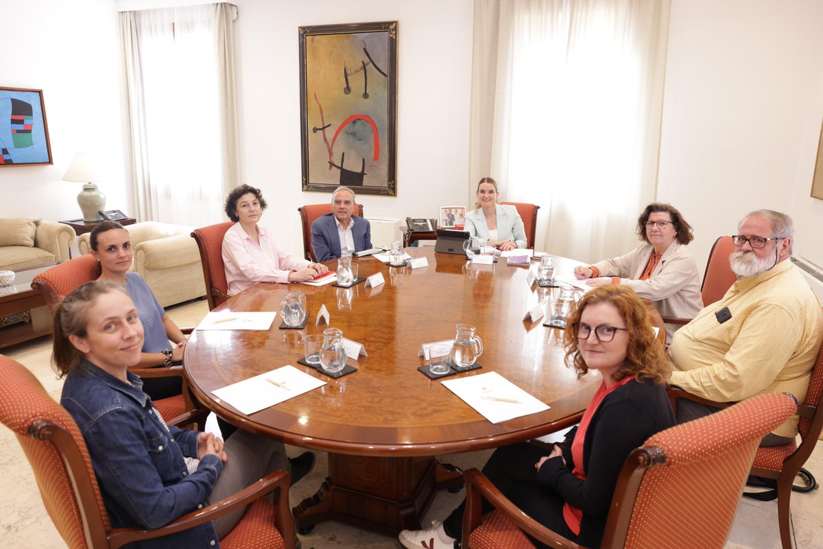Ahir ens reunirem, al Consolat de la Mar, amb la Presidenta del <a href="/goib/">Govern de les Illes Balears</a>, Marga Prohens i amb la Consellera Catalina Cirer de <a href="/GOIB_Social/">Conselleria de Famílies, Benestar i Dependència</a>. Es presenta l'executiva de la <a href="/plavib/">Plataforma del Voluntariat de les Illes Balears</a>, la tasca de la xarxa i les demandes i linies d'actuació conjuntes per un voluntariat de qualitat.