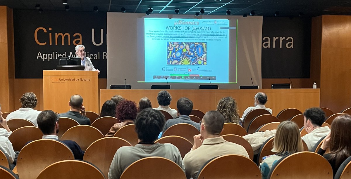 🦠🔬 Hoy se presentan las conclusiones del #ProyectoMicrobiomics que lidera el Cima sobre el papel de la #microbiota. 👨‍🔬@apinedalucena realiza la apertura del taller en el que se verán los resultados y los siguientes pasos. 🔸Proyecto financiado por @gob_na #microBiomics