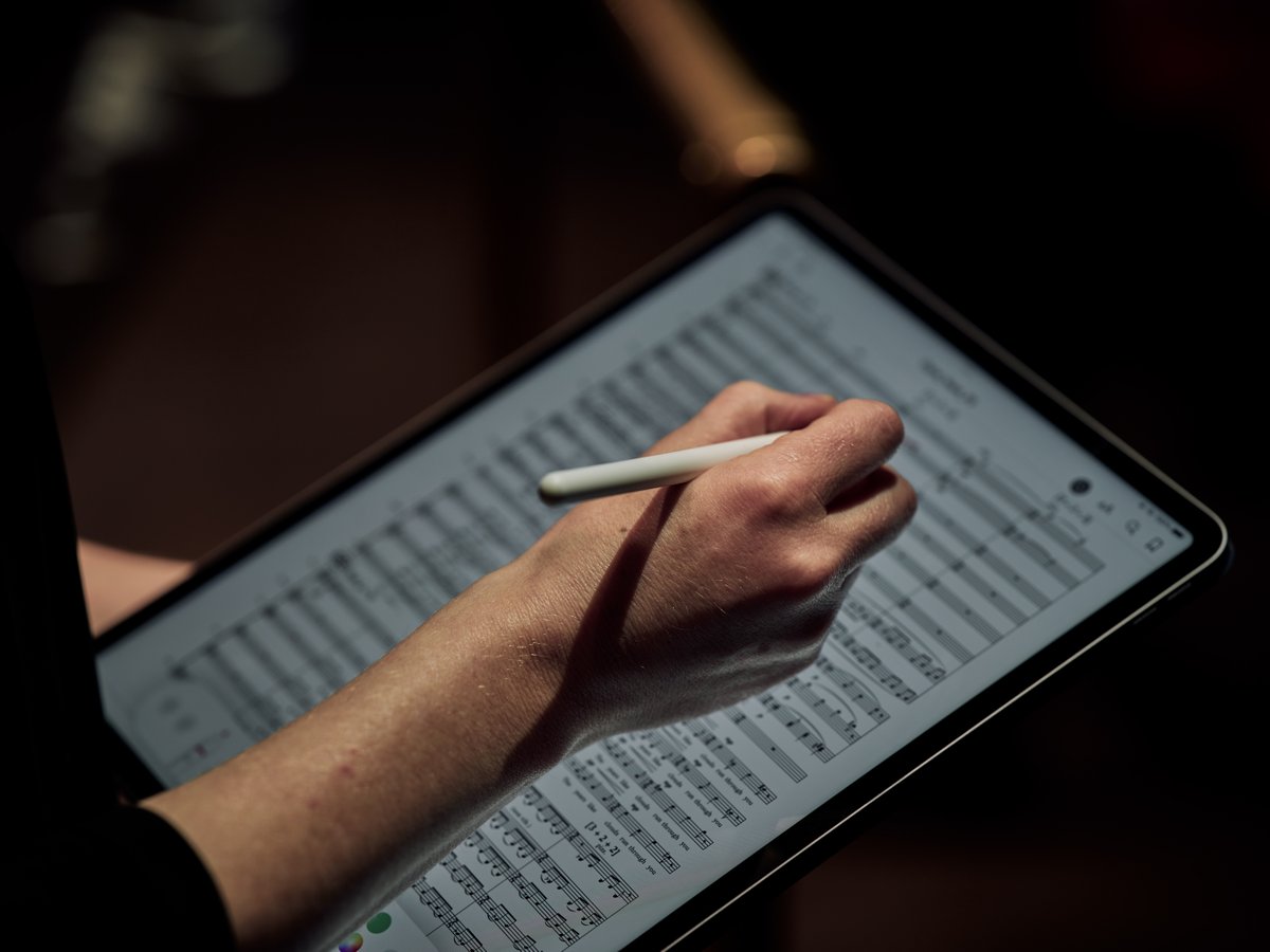 From pen & part to iPad in rehearsals! This evening @TheKnightsNYC and cellist Karen Ouzounian will perform Shorthand at @carnegiehall, The @HelsinkiPhil will perform This Midnight Hour at the @Musiikkitalo and the National Symphony will perform This Moment at the @kennedycenter