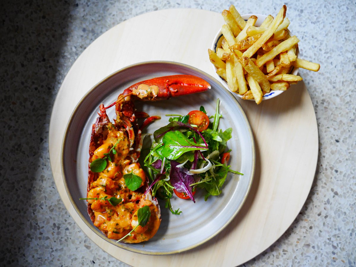 Lobster season is back at Mourne! 🦞 
Delivered to us fresh daily from our local suppliers, we will have it on our specials from this week!

Book via-mourneseafood.com/restaurants/be…

#visitbelfast #tourismni
