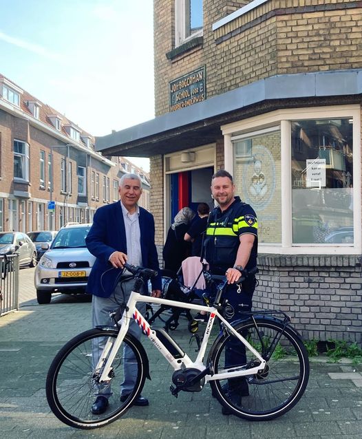 De scholen zijn weer begonnen! 😄

Daarom is wijkagent Aart rondom de scholen extra aan het monitoren rondom Bogerman en Risala. Helpt u mee?

Lees dit nieuws en meer via 👉 tinyurl.com/4azyumkk

#TeamHillesluis