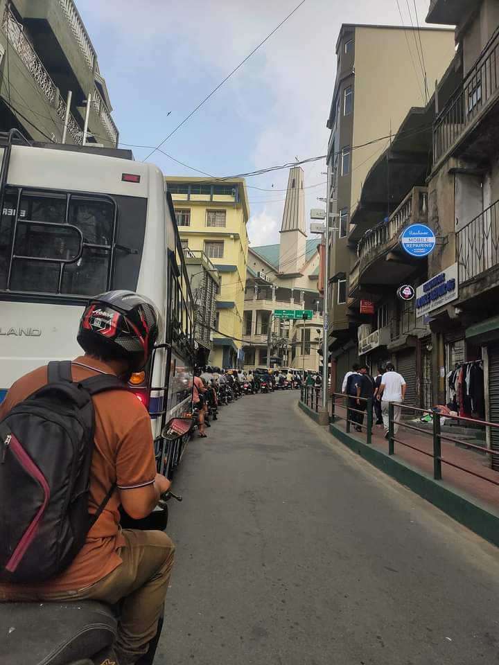 🚦Those who visit Aizawl for the first time from other parts of India on seeing this spectacle on Aizawl roads thought that some VIPs are coming..... 
#trafficdiscipline #Aizawl #roads #Mizoram #traffic
📷Thangtea