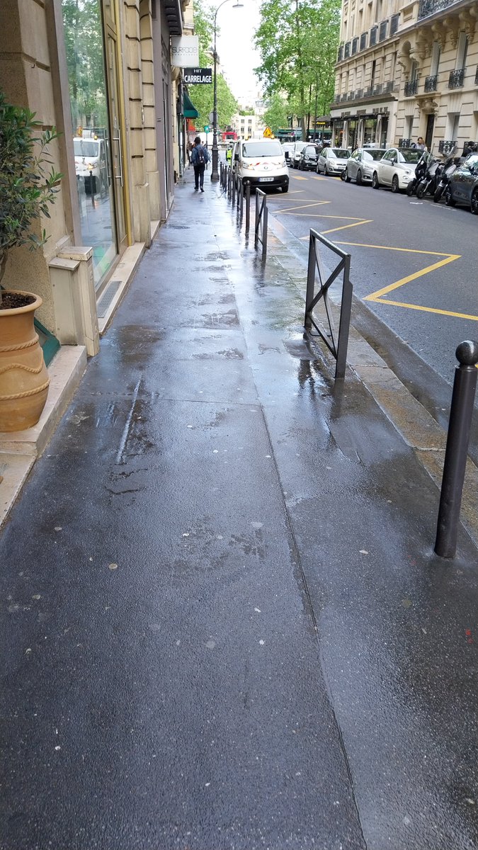 🧹 Retrait de graffitis et d'autocollants, nettoyage des trottoirs et chaussées...retour sur une opération de nettoyage approfondi à l'initiative de la Mairie du XVIe, ce matin dans le quartier #VictorHugo. 👉 Prochaine opération jeudi 23 mai dans le secteur Mirabeau