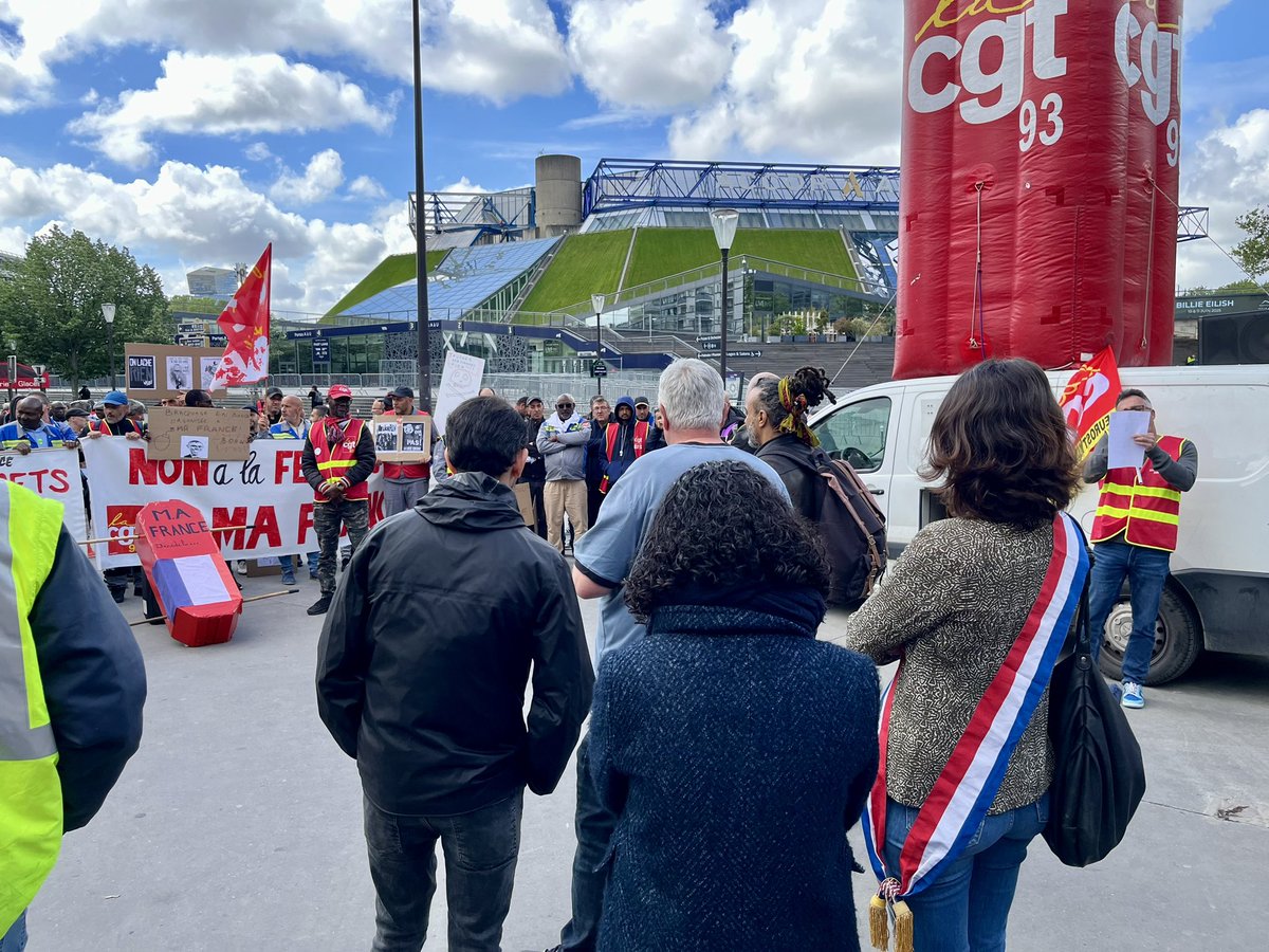 Avec @ManonAubryFr aux cotés des salariés de #MAFrance devant le ministère de l’Économie. Une délégation de salariés est reçue. L’État doit leur apporter des solutions et réimpliquer Stellantis dans le dossier ! Le donneur d’ordre doit assumer sa responsabilité !