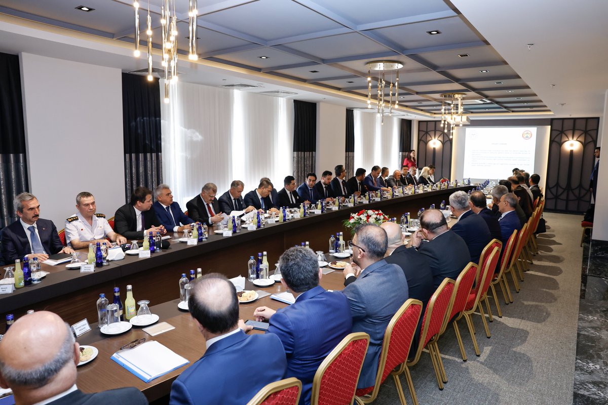 Bağımlılıkla Mücadele İl Koordinasyon Kurulu Toplantısı, Valimiz Sayın <a href="/yskosger/">Yavuz Selim KÖŞGER</a>’in başkanlığında yapıldı. 
Sayın Valimiz, bağımlılığa feda edilecek tek bir ferdimizin olmadığını söyleyerek bu konudaki mücadelenin titizlikle sürdürüleceğini söyledi.