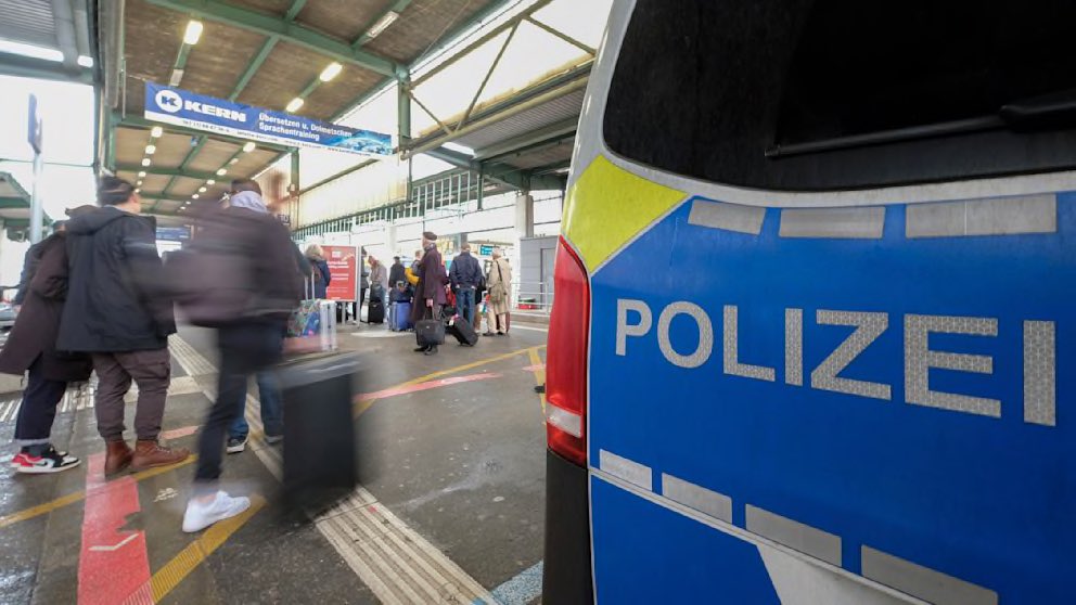 🇩🇪 | La violencia se apodera de las estaciones de tren alemanas: 

En marzo de 2024, policías federales registraron más de 2.800 delitos violentos. Esto corresponde a un aumento del 17% en comparación con el mismo mes del año pasado (2.340 casos).

AfD señala el aumento de