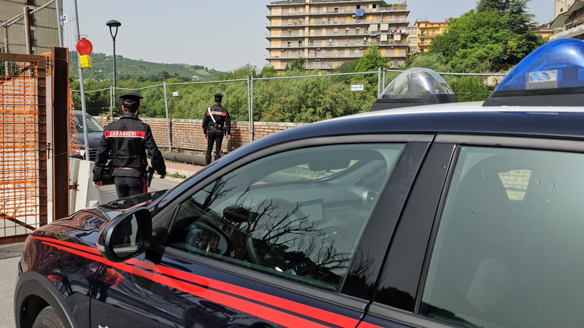 Una richiesta di aiuto al #NUE112: un 40enne sul parapetto di un ponte, deciso a togliersi la vita. I #Carabinieri intervengono immediatamente: uno di loro cerca un contatto verbale l'uomo, l’altro si avvicina alle sue spalle e con un balzo lo afferra, trascinandolo al sicuro