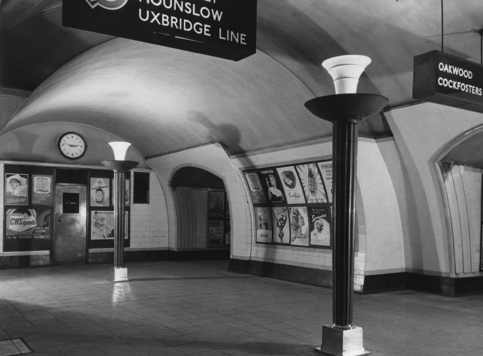 Platform Concourse, Southgate Underground Station 1933 Charles Holden buff.ly/3JJq92h