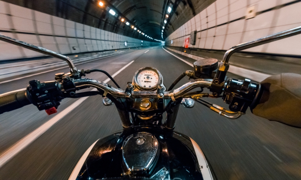 🏍️ Quina és la distància de seguretat que cal matenir dins d'un túnel? 🤔 Les motos, han de tenir més precaució quan circulen per ell? ➕ T'expliquem tots els detalls aquí 👇 racc.cat/blog/moto-ca/l…