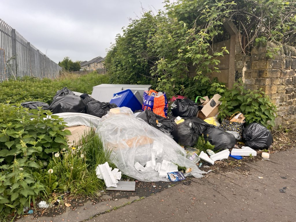 Yet more problem fly tipping on Hanson Lane! 😡 We need more enforcement in Park Ward urgently please @Calderdale to stop this disgusting & illegal activity!