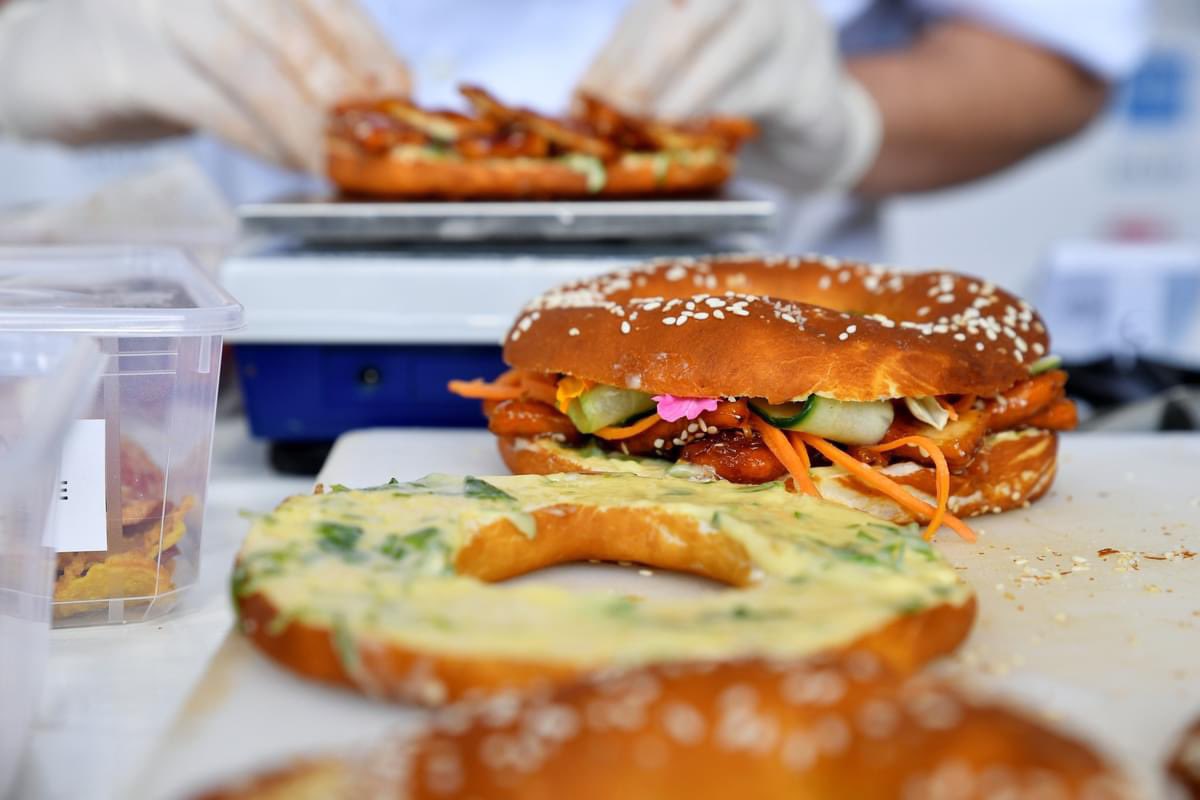 🏆 1ère édition du Concours National du Meilleur Sandwich Reportage photo de cette première édition de ce concours qui se déroule au parvis de Notre-Dame. Merci à tous nos partenaires : @AG2RLAMONDIALE, @INBP_Rouen, @OCIRP, Sysco France #concours #sandwich #boulangerie