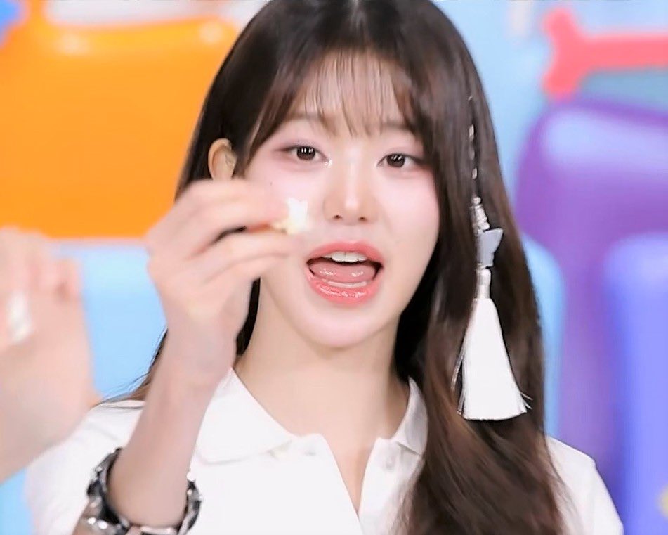 wonyoung’s 3 stages during any game/mission: confusion, discouragement and celebration once she succeeds😭