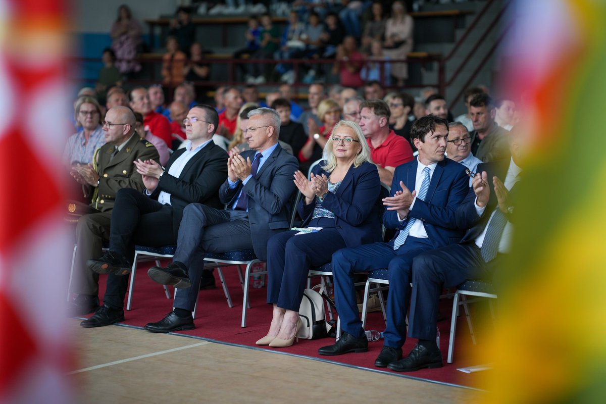 Kao zastupnik u @Europarl_EN, snažno se zalažem za jednakopravnost hrvatskog naroda u 🇧🇦 kao konstitutivnog. Na obilježavanju Dana općine Usora i Danu 110. brigade HVO-a Usora istaknuo sam da je nastavak izborne reforme ključan za osiguranje ravnopravnosti 🇭🇷 naroda.