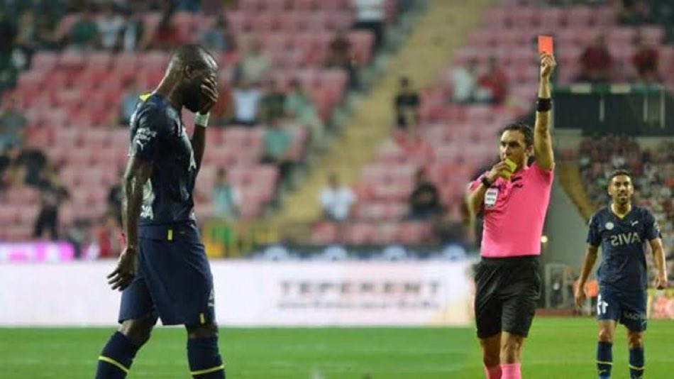 🟥 Fenerbahçe, Arda Kardeşler'in yönettiği son 6 maçta 3 kırmızı kart gördü. #CimbomunKardeşiArda