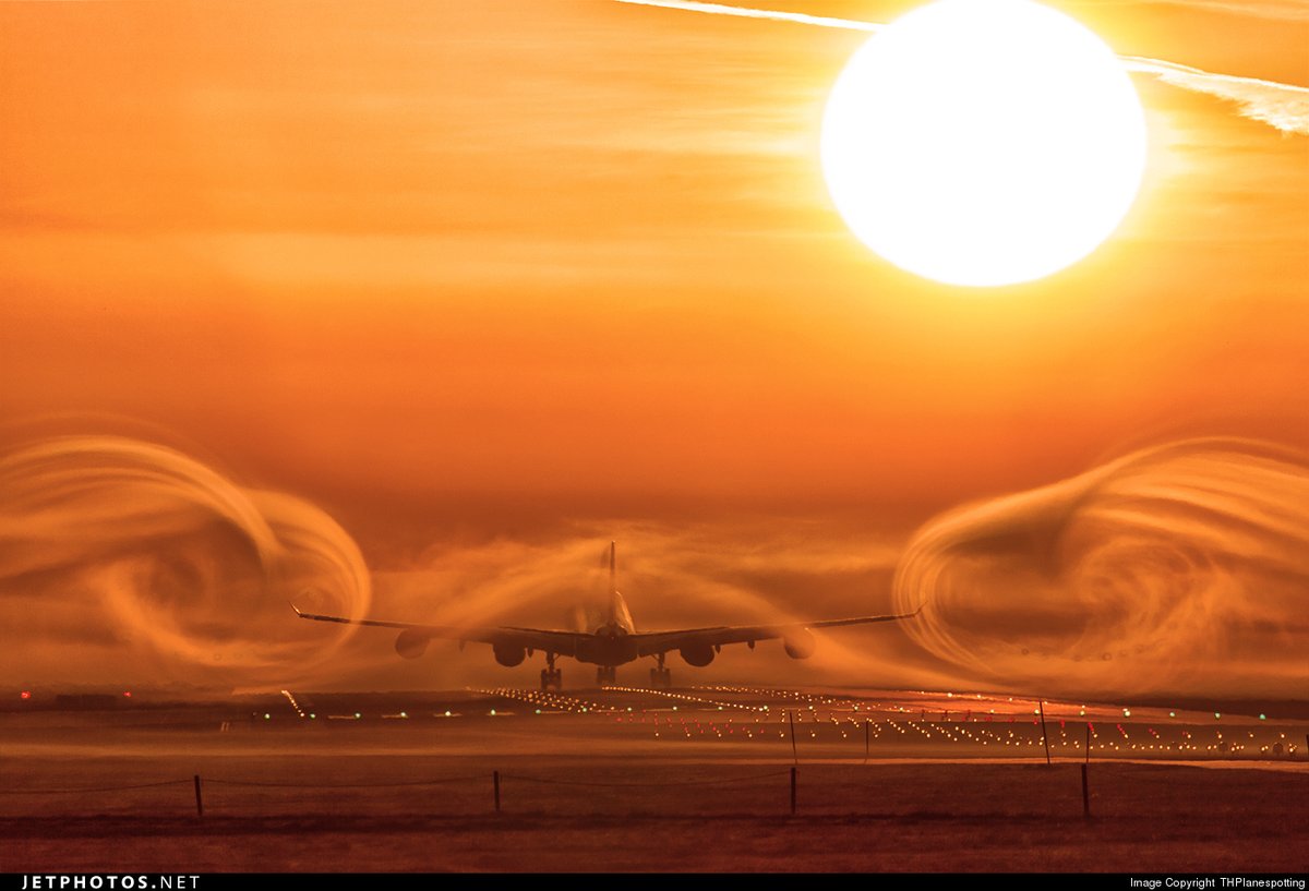 What is wake turbulence, and how are aircraft categorized and separated to keep them safe from it? Let's take a look. 🧵👇