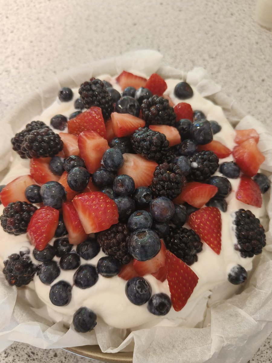 Jeg forkæler kollegerne i dag, så jeg har lavet Pavlova.