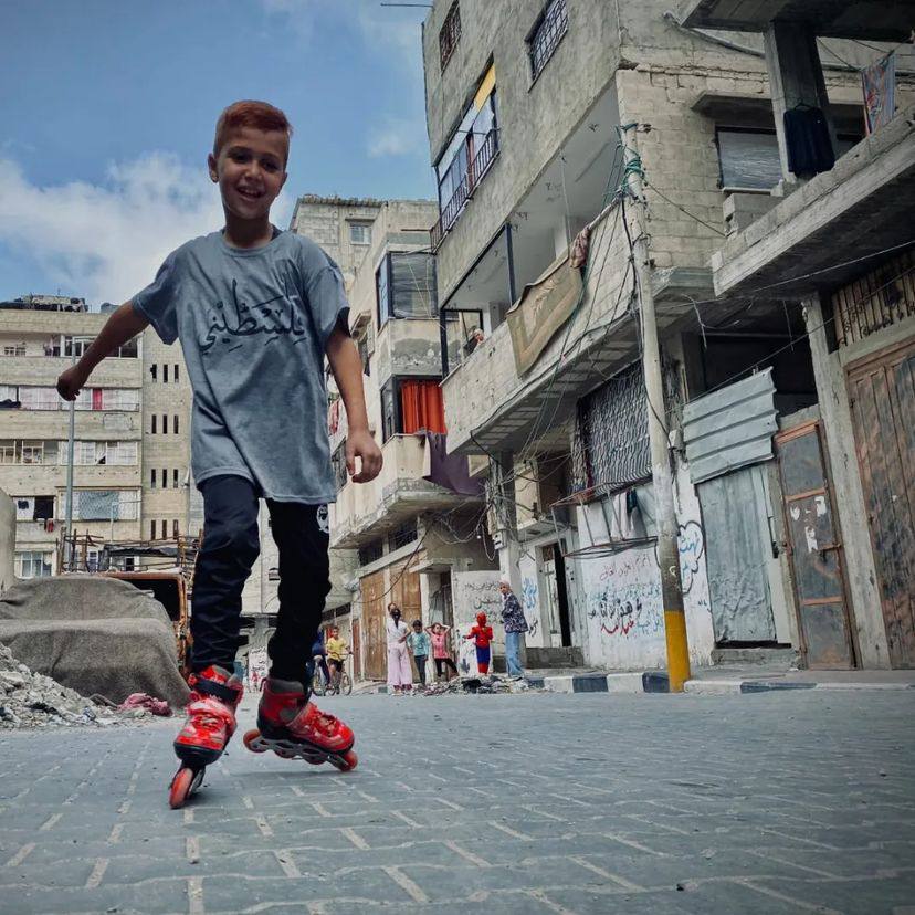 Mahmoud Ayman, once full of joy, now faces tragedy in war-torn Palestine. He lost his family, home, and peace of mind. Now, he dreams of a life without bombings and a return to school.
#GazaStraving #Gaza_life_matters #GazaGenocide2024 #GazaFamine #Gaza #USANewsToday #USA