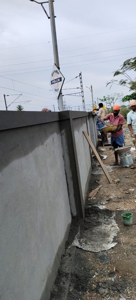 🚧Compound Wall Plastering Work in Progress at #Polur Railway Station, #TiruchchirappalliDivision. 

🚂This upgrade under #AmritBharatStationScheme is a part of ongoing efforts to improve station facilities & ensure a secure pleasing environment for passengers
#SRInfraUpdates