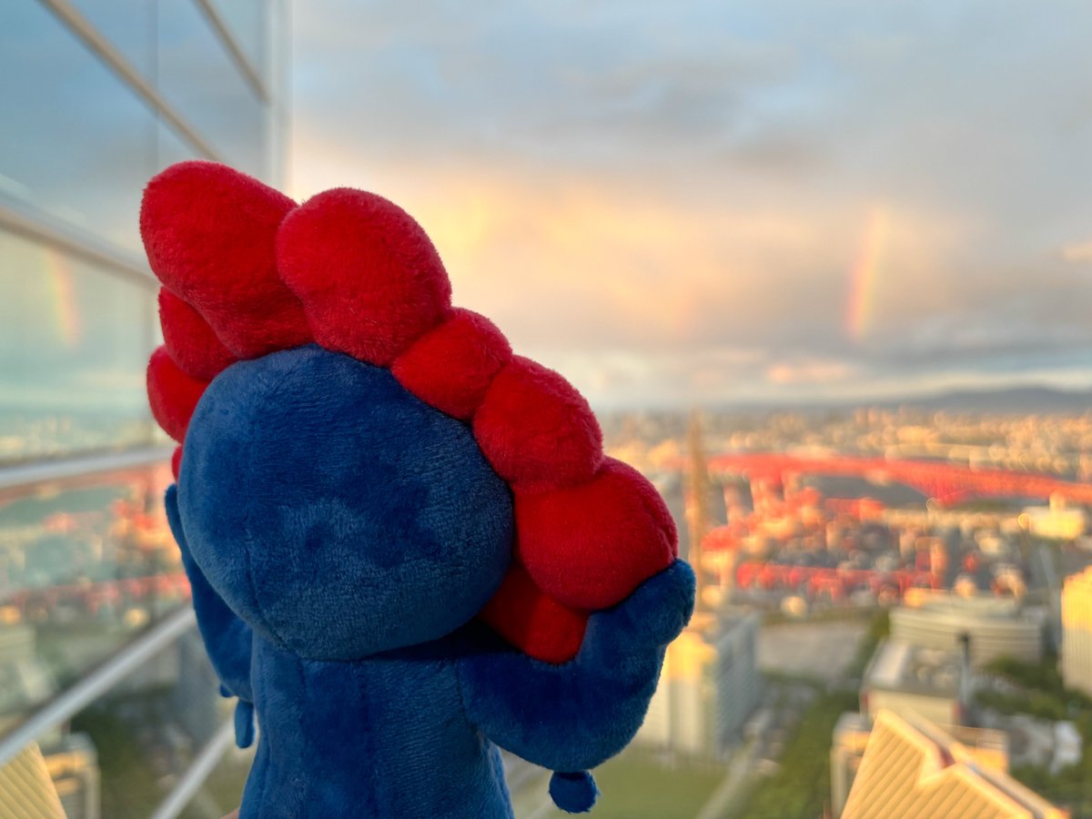 ミャクミャク　高崎だるま 虹　レインボー　expo2025 関西・大阪万博 o0（ミャクミャクと一緒にだるまに願いをこめよう！） 気になったら