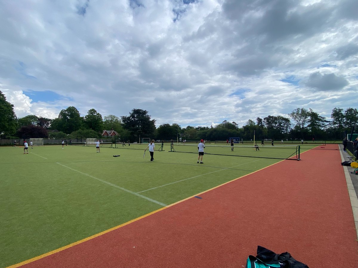 Thank you to @SPFSport for yesterday's Year 6 Tennis matches🎾 The weather just about held off & there were plenty of close matches & opportunities to learn for all! #wyverns #tennis