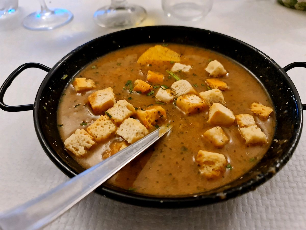 Un gustoso piatto di zuppa di pesce è proprio quello che ci vuole per un pranzo sfizioso e autentico! Ricca di sapori di mare, una delizia da gustare con una fetta di pane croccante. 🐟🍲 #cucinaitaliana #zuppadipesce #delizieitaliane #errantedelgusto #lucascainelli #zuppa