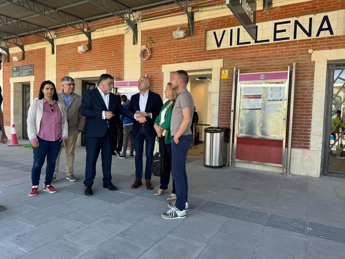 Reunión con el grupo municipal socialista de #Villena, con su alcalde @FulgencioCerdan a la cabeza. Hemos hablado de la importante inversión en infraestructuras que está haciendo el Gobierno de España, de mejoras y de cómo hacer más fácil la vida de los vecinos de Villena y de la