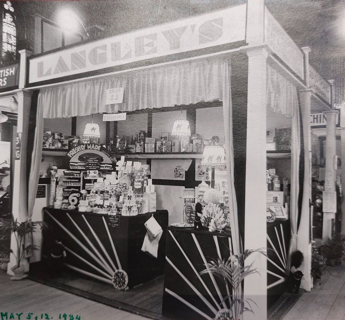 90 years ago, in May 1934, the Maison Dieu (Dover Town Hall) hosted the #Dover Modern Home Exhibition.

Langley's chocolate would have been a favourite among grocers, drapers & ironmongers.

#doverhistory #langleys #chocolate #homeexhibition #storiesfromthepast #1930s #maisondieu