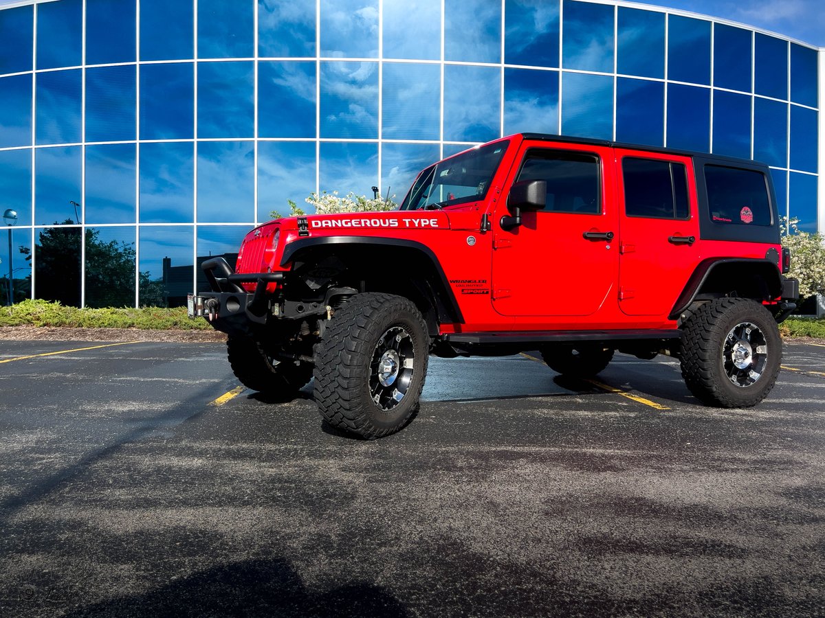 Love how the background turned out with the sky's reflection.

#jeep #jeepwrangler #sky #clouds #reflection #carphotography #building #jr_jeep