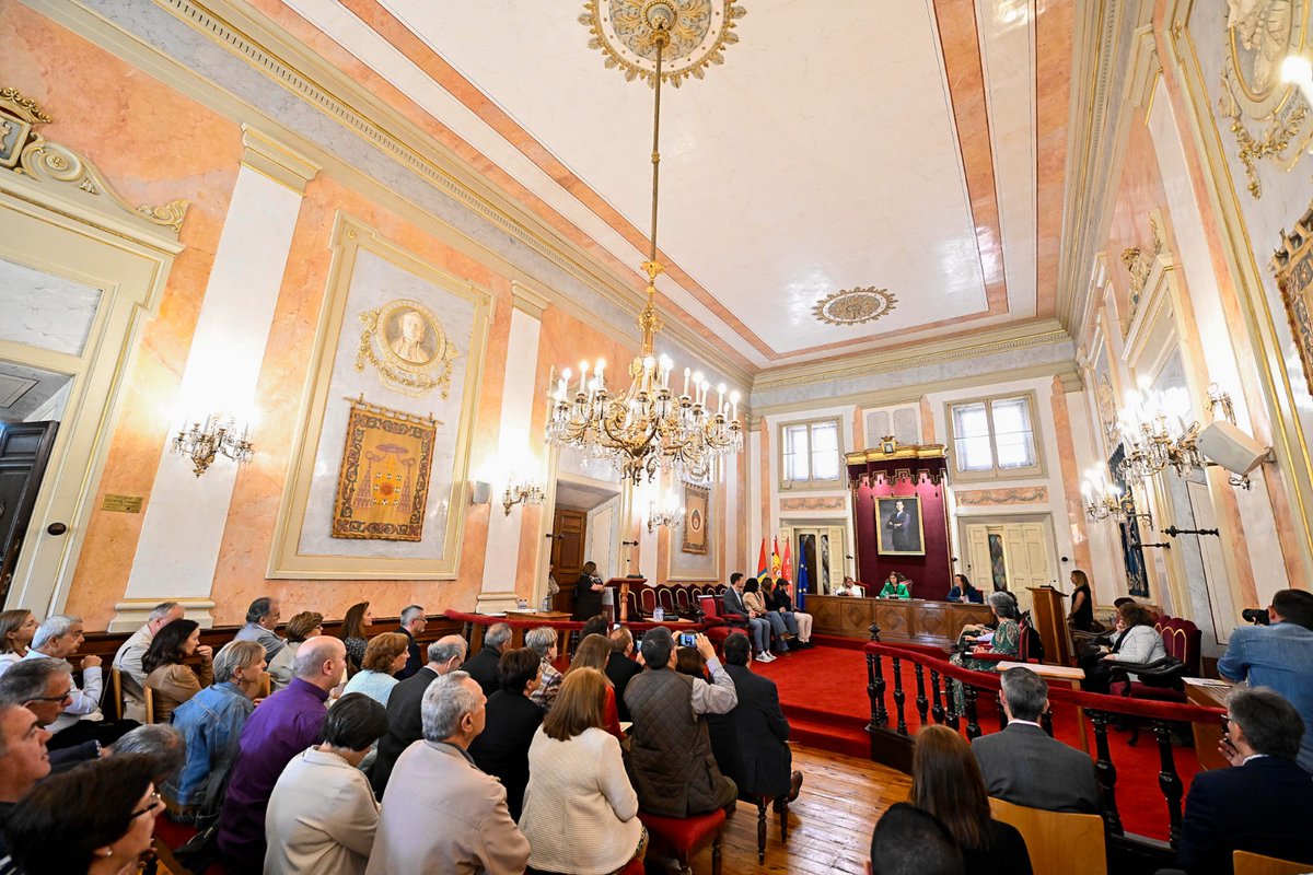 EDUCACIÓN |
📜 En un emotivo acto celebrado en el 'Salón de Plenos' y presidido por la alcaldesa <a href="/JudithPiquet/">Judith Piquet</a>, con presencia de Concejales del Equipo de Gobierno y otros miembros de la Corporación Municipal, el Ayuntamiento de Alcalá de Henares ha rendido homenaje a los