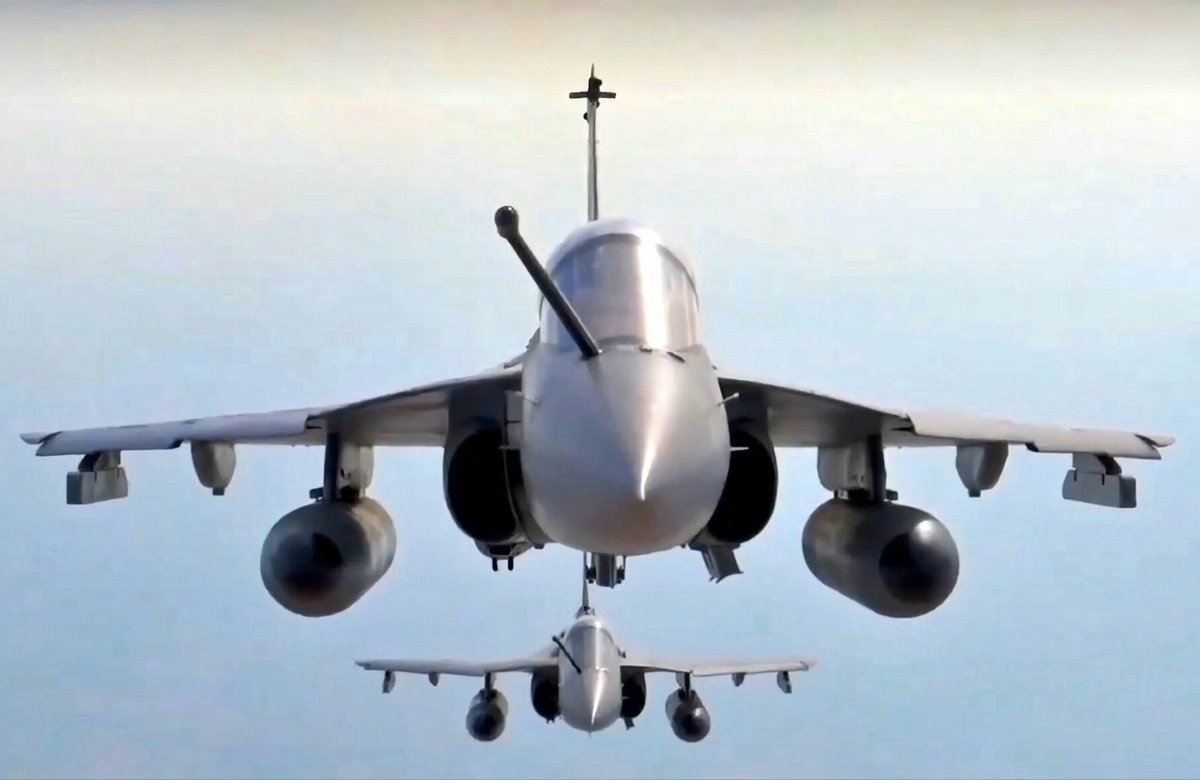 Reports : #MoD has asked the #HAL to meet the delivery deadline of 18 #Tejas aircrafts by March 2025 after a review meeting; HAL on track on getting it's #Nashik factory online by November this year.