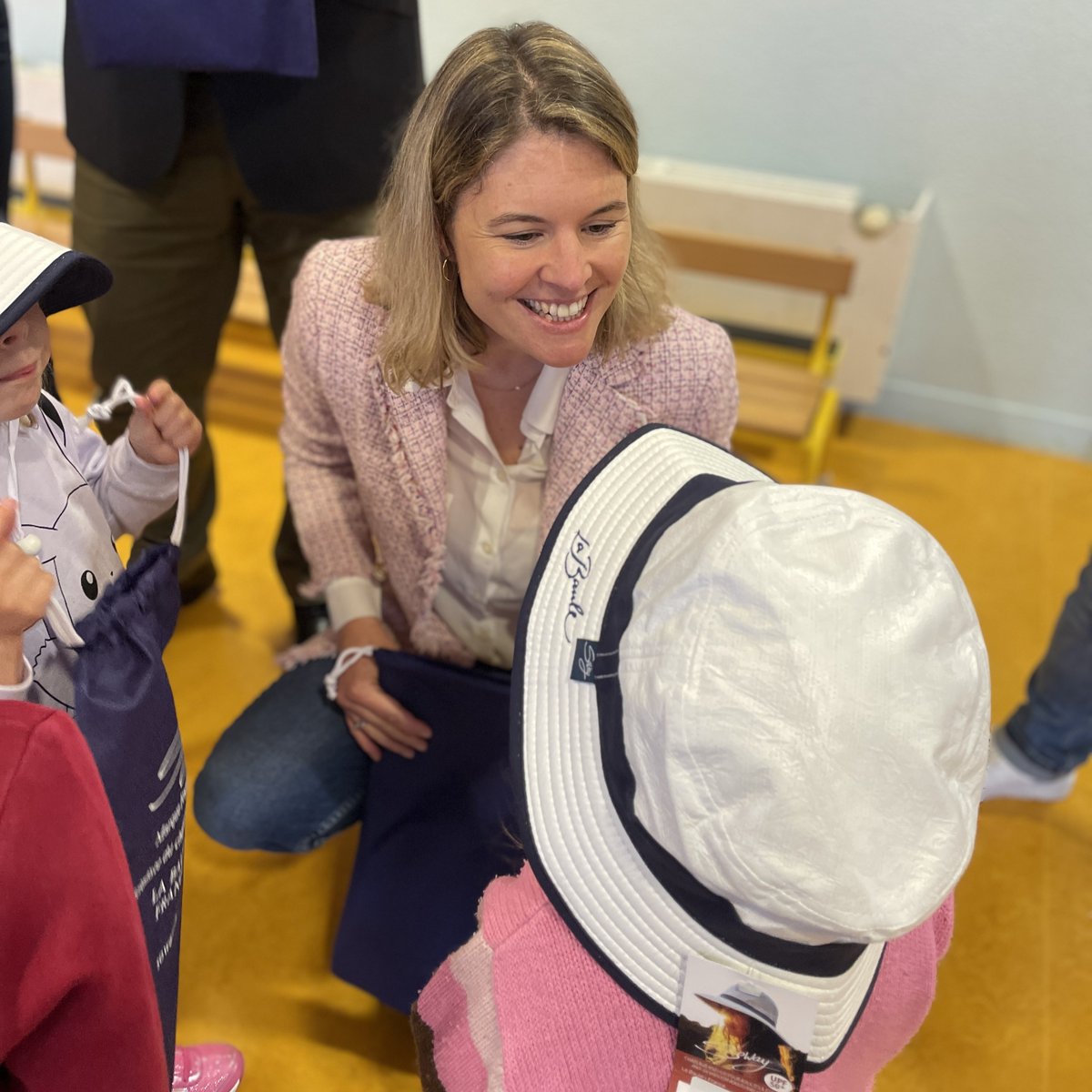 VilleLaBaule's tweet photo. #MaiViolet
#LaBauleEscoublac a distribué ce jeudi 16 mai, aux élèves de maternelle de l'école Paul Minot, des chapeaux anti-UV. Ces chapeaux sont approuvés par l’association des dermatologues et confectionnés localement, https://t.co/qZCLGWV0cU