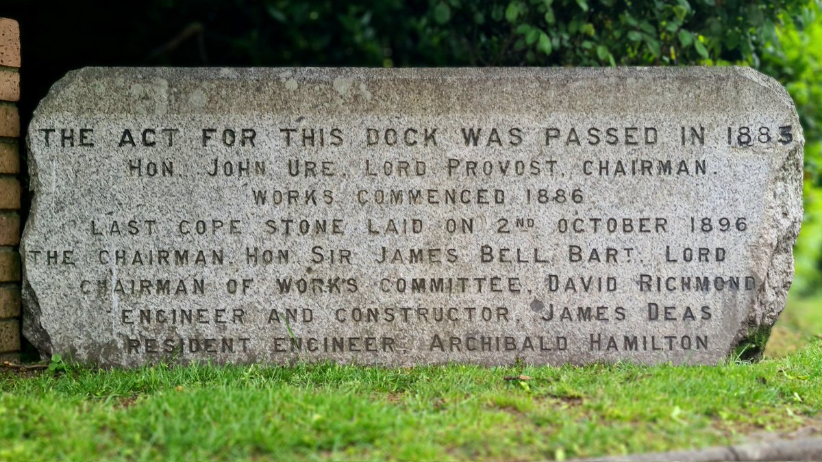 Commemorative stone on Mavisbank Gardens in Glasgow marking the commissioning and construction of the Cessnock Dock, later renamed the Prince's Dock, on the south bank of the Clyde. 

Cont./

#glasgow #glasgowhistory #princesdock #glasgowgardenfestival #kingston