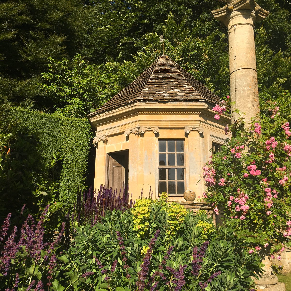 Tucked away at the bottom of a tranquil valley is @IfordManor Gardens, an award-winning, Grade I listed estate. bit.ly/3MdRE4x The garden design blends Italian, Byzantine, Ancient Roman and Oriental inspirations, together with architecture and classical sculpture.