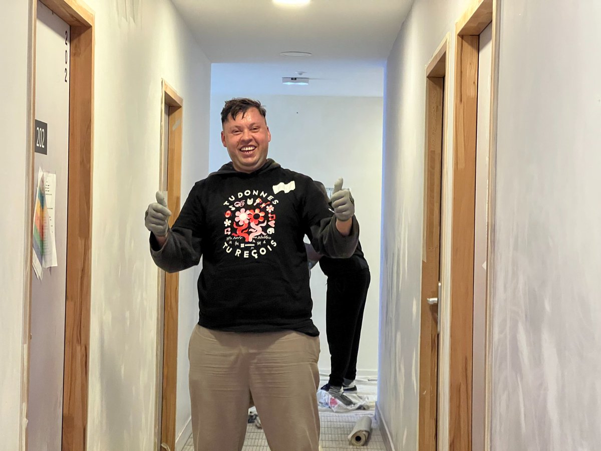Hier les bénévoles de #ibisRockCorps étaient aux côtés des résidents du centre Traversière dans le 12e. 

Quelques coups de peinture qui entretiennent la solidarité dans ce lieu d'hébergement qui accueille  des personnes seules et des familles, dans l'attente d'un logement.