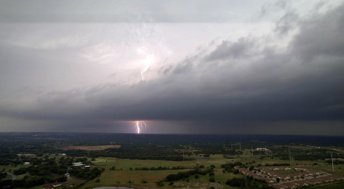 CG on approaching line moving through Parker county. #txwx @TxStormChasers