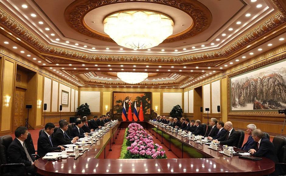 💬President #Putin: Russia and China adhere to a shared vision of their national development goals and are committed to ensuring each other’s prosperity based on the principles of mutual respect, neighbourly relations, and mutual benefit t.me/MFARussia/20215 🇷🇺🇨🇳#RussiaChina