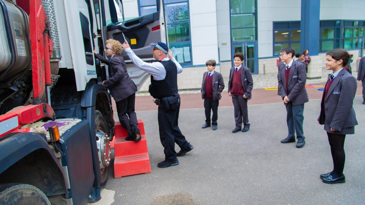 Exchanging Places puts young students in the seat of a HGV driver so they can see things from their perspective. @MetCycleCops & @ODonovanWaste @paulneal1 explained where blind spots are & how they can ensure they stay safe and be seen. Thank you for bringing roadsafety to us!