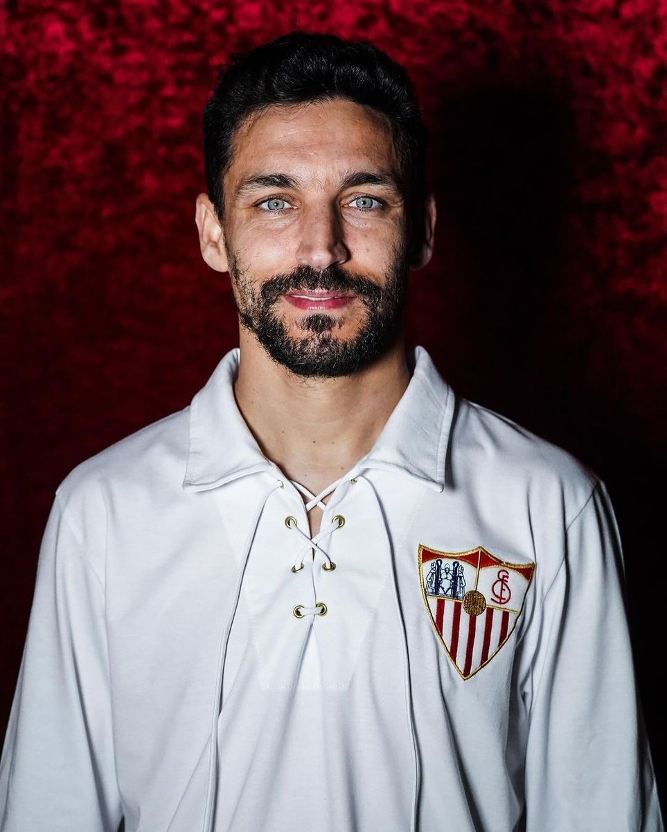 ❤️ Jesús Navas, leyenda del Sevilla.

▪️ 688 partidos
▪️ 39 goles 
▪️ 119 asistencias
▪️ Ocho títulos

✨ Se marcha con más encuentros y trofeos que nadie.