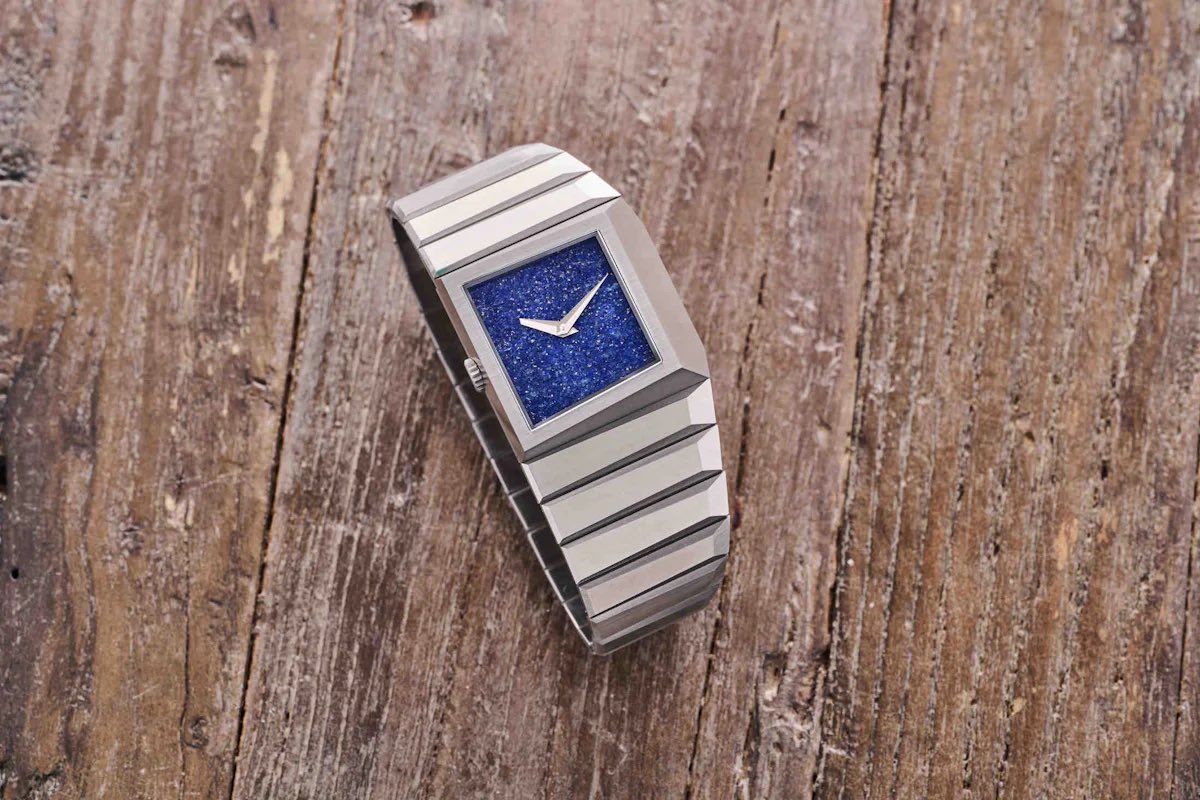 HAL321's tweet image. このサンダル履いて
この時計をつけて
この車に乗りたい