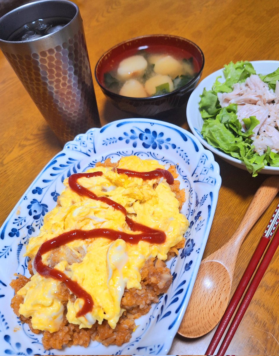 よるご

こんにゃくオムライス🍅🍳🍚
あと
鶏胸サラダ、味噌汁。

私のチキンライスの半分は刻んだ糸こんにゃくでヘルシーにしてみた