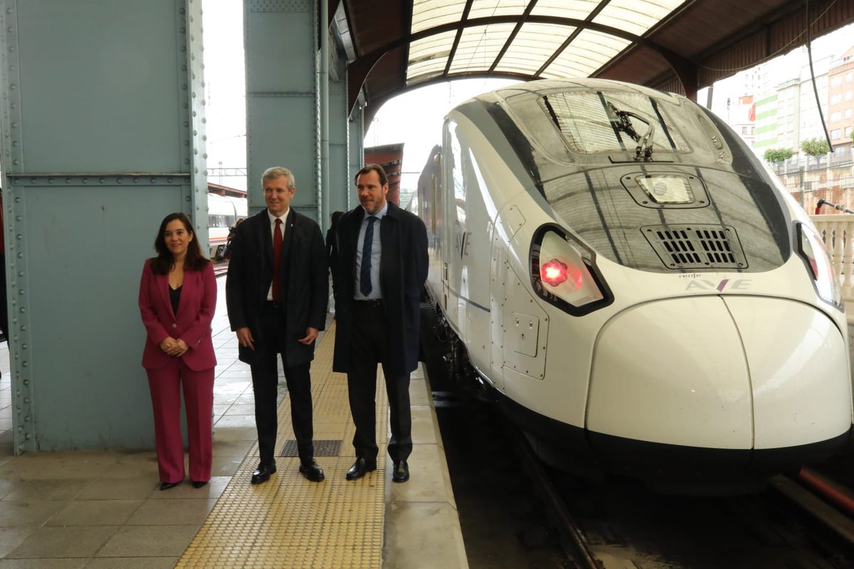 El ministro @oscar_puente_ ha realizado el trayecto Madrid - A Coruña en el nuevo AVE S106. 🚄 El viaje forma parte de la simulación comercial que lleva a cabo @Renfe para tener el servicio listo para la ciudadanía el 21 de mayo. Toda la información 🗞️ transportes.gob.es/el-ministerio/…