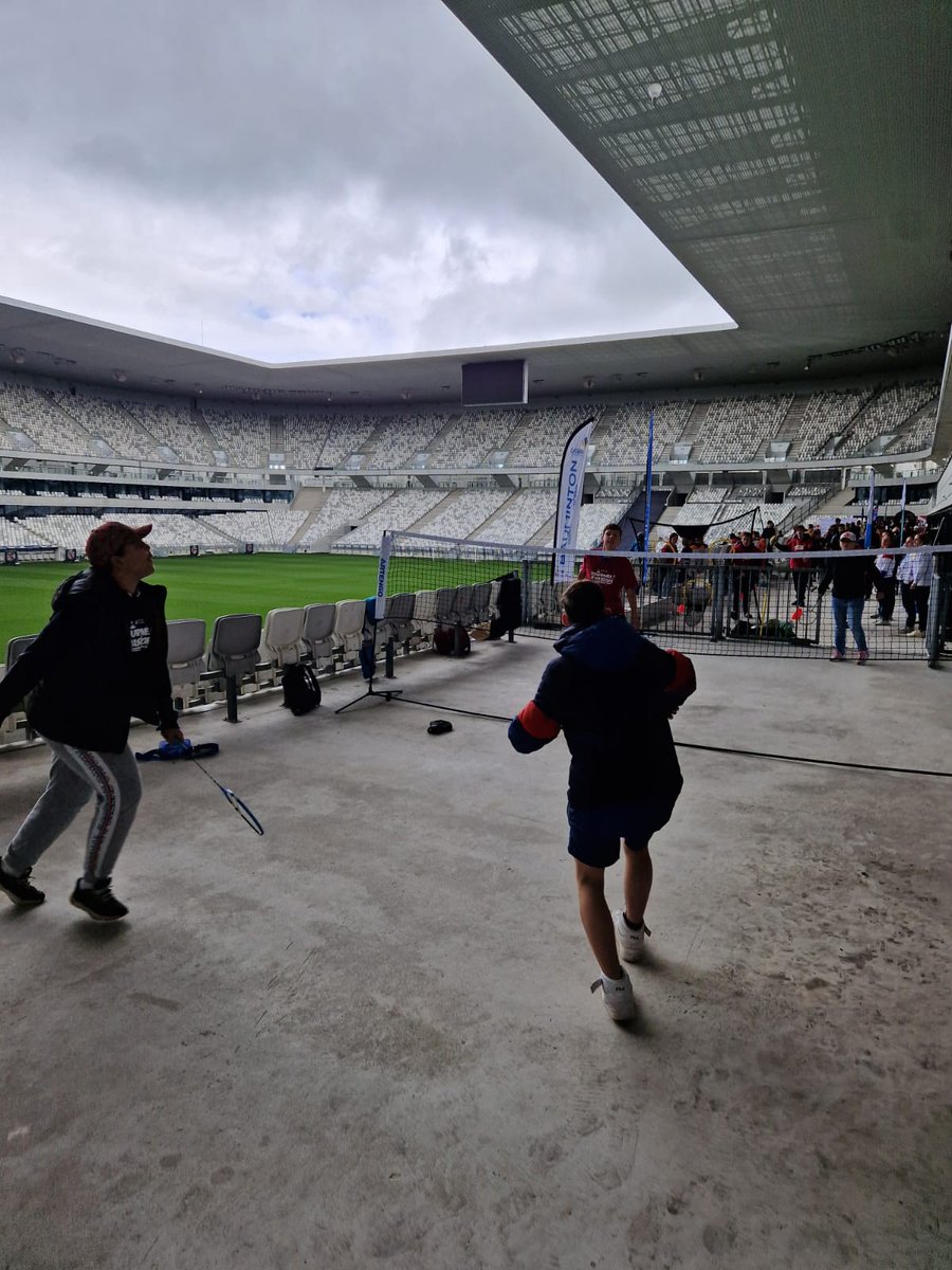 Nouvelle #JourneeEvasion au @MatmutAtl de Bordeaux dans le cadre du partenariat avec @PremiersdCordee 🙌 Environ 600 enfants malades ou en situation de handicap étaient invités à découvrir de nombreux sports, dont le #badminton Merci au Comité 33 pour leur implication🤝