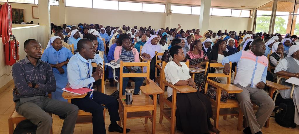 Our IN-SERVICE STUDENTS During Briefing from the Faculty of Education. A Combination of educationists from a cultured society. Upgrade your education level with University of kisubi. Apply.www.ac.ug. Call 0752499980 @Educ_SportsUg @GuildUnik @ In Vitrue, We Educate