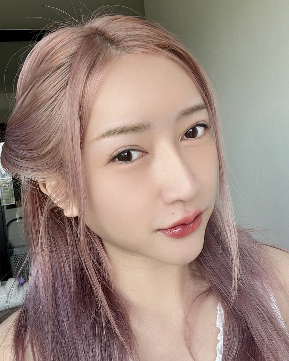 lolitoeii's tweet photo. ลิปปกติที่ติดทนจะต้องแห้ง ต้องเหนียวปากใช่มั้ย ? แต่ตัวนี้ไม่จ้าา Revlon Colorstay Satin Ink ติดทน 16 ชั่วโมง !💄 เบาสบายมากก ไม่แห้งเลย สีก็สวยอะ สีชัด เกลี่ยเนียนไปกับปากเลย นี่ชอบสี 006 มากทาออกมาน่ารักสุดดๆ ไม่ต้องเติมเพิ่มเลย อยู่เช้ายันเย็น 💗 #ColorStay #SatinInK #Lipcolor https://t.co/SfX2YvPZhF