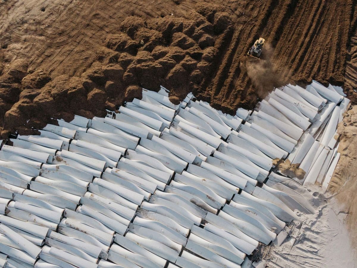 'Environmentally-friendly' wind turbine blades being buried in a landfill site because their 20-year lifespan is up and they can't be recycled. 🤡