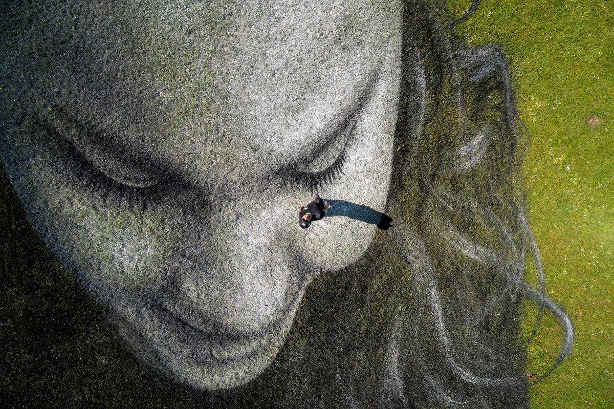 Das monumentale Bodenbild des Künstlers SAYPE im Irchelpark ist fertig: Es wurde mit biologisch abbaubarer Farbe gestaltet, zur Unterstützung von @SOSMedSuisse. Die Organisation erhielt den @rightlivelihood Award, auch bekannt als Alternativer Nobelpreis. @saype_artiste @uzh_rlc
